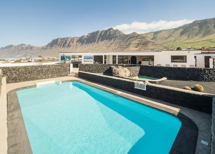 Canaryislandshost I Serena Villa Famara