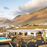 Canaryislandshost I Serena *