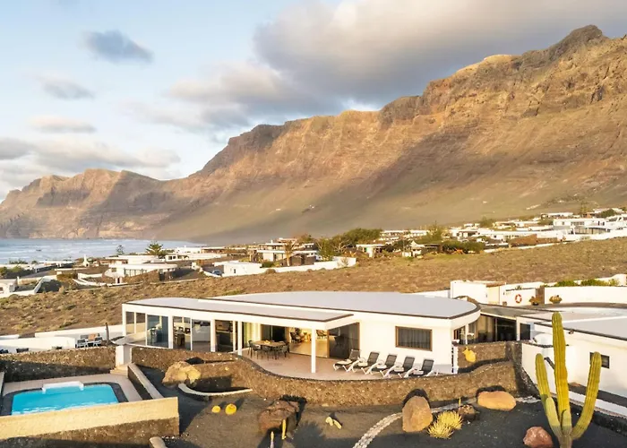 Canaryislandshost I Serena *